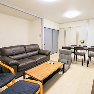 Jr西九条徒歩4分！最大12名宿泊可能！貸切一軒家！usj、梅田アクセス良好！１f広々リビングあり！ アパート